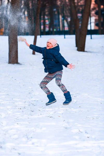 快乐的少女在打雪仗 准备扔雪球 在冬园打雪球 — 图库照片