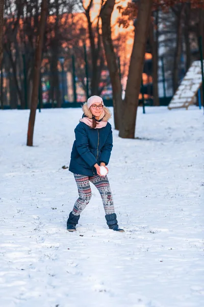 快乐的少女在打雪仗 准备扔雪球 在冬园打雪球 — 图库照片