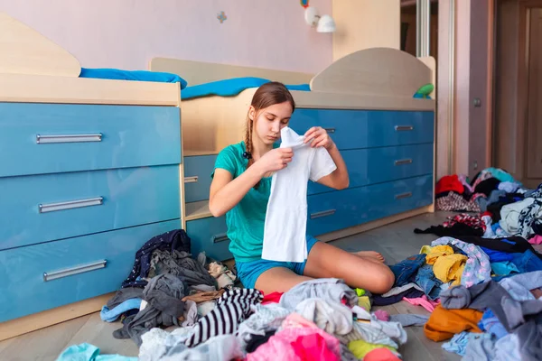 Piękna Nastolatka Dziewczyna Składanie Jej Ubrania Bałagan Sypialnia — Zdjęcie stockowe
