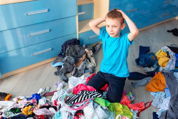 Pequeño Chico Desesperado Con Lío Ropa Dormitorio — Foto de Stock