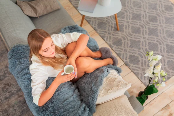 Young Beautiful Girl Sitting Couch Wrapped Cozy Blanket Cup Coffee — Stock Photo, Image