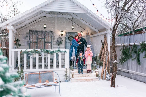 Щаслива Сім Ґанку Різдвяного Декорованого Будинку Виходила Сніг Новим Роком — стокове фото