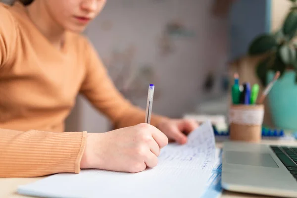 Hermosa Colegiala Estudiando Casa Haciendo Tarea Escolar Mano Está Cerca —  Fotos de Stock