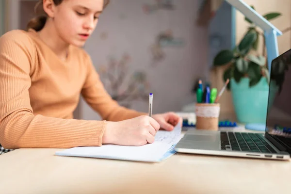 미녀는 집에서 공부하면서 숙제를 위에서 공책을 시킨다 온라인 교육을 배우는 — 스톡 사진