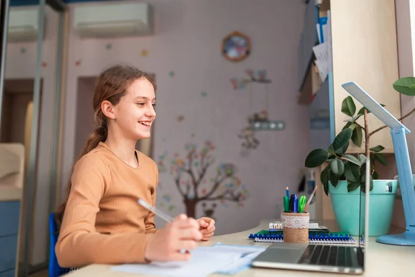 Schöne Lächelnde Schülerin Die Hause Hausaufgaben Macht Schulungsbücher Und Notizbücher — Stockfoto