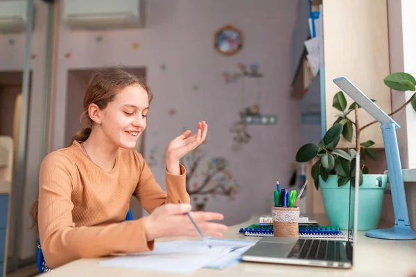 Schöne Schülerin Die Hause Hausaufgaben Macht Schulungsbücher Und Notizbücher Auf — Stockfoto