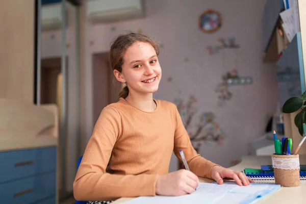 Mooi Glimlachend Schoolmeisje Dat Thuis Huiswerk Aan Het Maken Trainingsboeken — Stockfoto