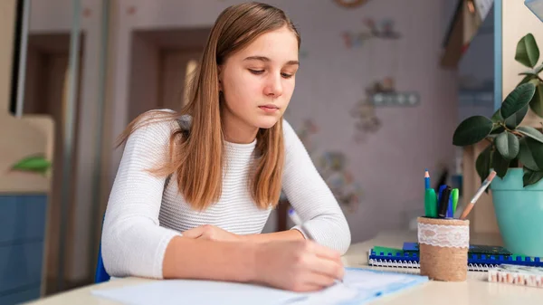 Schöne Schülerin Die Hause Hausaufgaben Macht Schulungsbücher Und Notizbücher Auf — Stockfoto