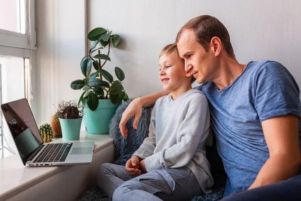 Père Fils Ayant Appel Vidéo Avec Les Grands Parents Sur Images De Stock Libres De Droits