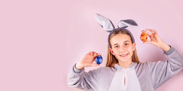 Дівчина Кролячих Вухах Голові Кольоровими Яйцями Рожевому Фоні Весела Усміхнена — стокове фото