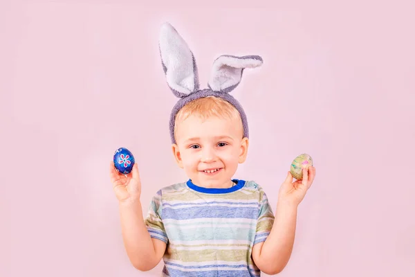 Милий Хлопчик Кролячих Вухах Голові Кольоровими Яйцями Рожевому Фоні Весела — стокове фото