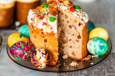 Geleneksel Paskalya bayramı masası ev yapımı paskalya pastası ve boyalı yumurta ile servis edilir.