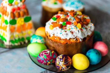 Geleneksel Paskalya bayramı masası ev yapımı paskalya pastası ve boyalı yumurta ile servis edilir.