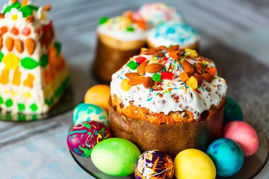 Geleneksel Paskalya bayramı masası ev yapımı paskalya pastası ve boyalı yumurta ile servis edilir.