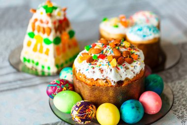 Geleneksel Paskalya bayramı masası ev yapımı paskalya pastası ve boyalı yumurta ile servis edilir.