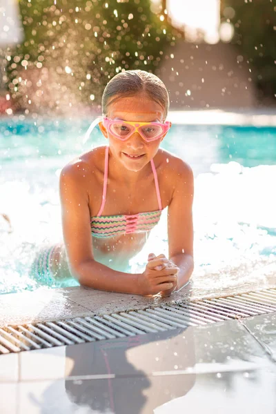 在度假胜地的游泳池里玩得开心的漂亮姑娘 — 图库照片