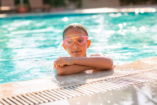 リゾートでプールで楽しい時間を過ごしている幸せな美しい女の子 — ストック写真