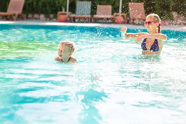 快乐的孩子在度假村的游泳池里玩得开心 — 图库照片