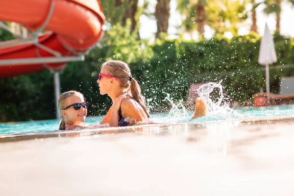 Mutlu Güzel Kızlar Tatil Köyündeki Havuzda Eğleniyor — Stok fotoğraf
