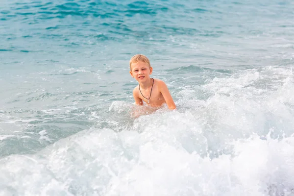 Feliz Niño Activo Divirtiéndose Los Spalshes Las Olas Playa — Foto de Stock