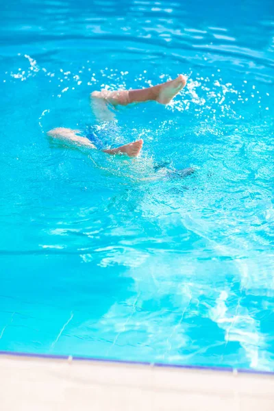 Schattig Gelukkig Jongetje Met Een Bril Zwemmend Snurkend Het Zwembad — Stockfoto