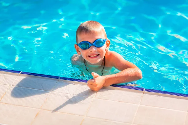 ゴーグルスイミングでかわいい幸せな男の子とスイミングプールでシュノーケリング 子供のための水泳の概念 — ストック写真