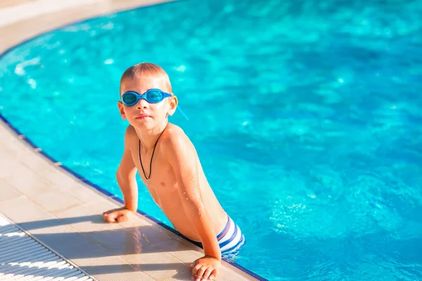 ゴーグルスイミングでかわいい幸せな男の子とスイミングプールでシュノーケリング 子供のための水泳の概念 — ストック写真