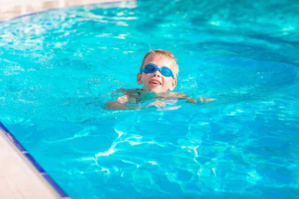 ゴーグルスイミングでかわいい幸せな男の子とスイミングプールでシュノーケリング 子供のための水泳の概念 — ストック写真