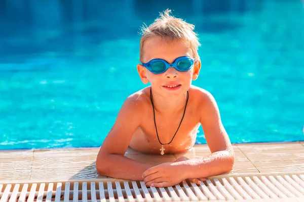 可爱的小男孩穿着护目镜在游泳池里游泳和潜水 儿童游泳的概念 — 图库照片