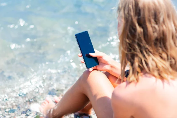 Menina Adolescente Jogando Jogos Pesquisando Web Telefone Praia Gadget Problema — Fotografia de Stock