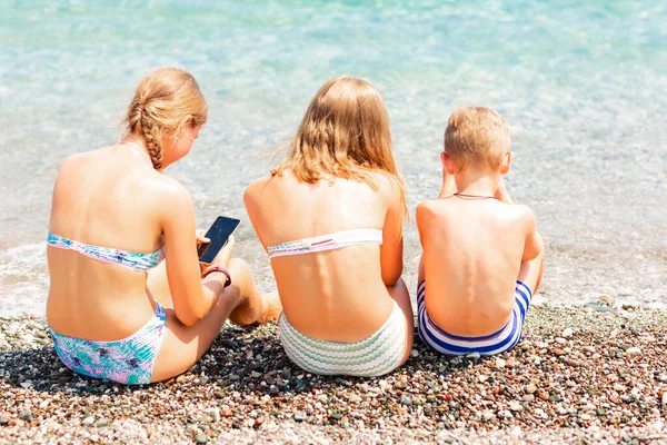 Niños Jugando Buscando Web Los Teléfonos Playa Problema Trastorno Dependencia —  Fotos de Stock