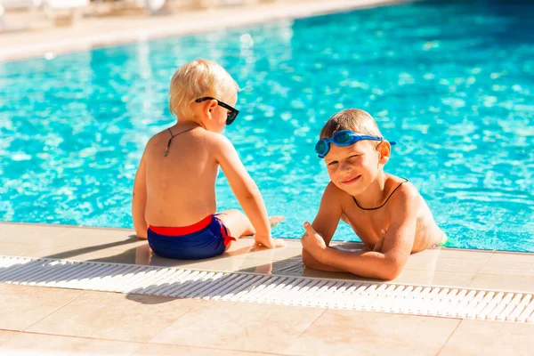 Küçük Mutlu Çocuklar Tatil Yerindeki Havuzda Eğleniyorlar — Stok fotoğraf