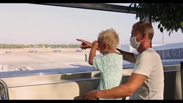 Ojciec Syn Obserwują Samoloty Przy Oknie Lotnisku Czekając Samolot Podróżowanie — Wideo stockowe