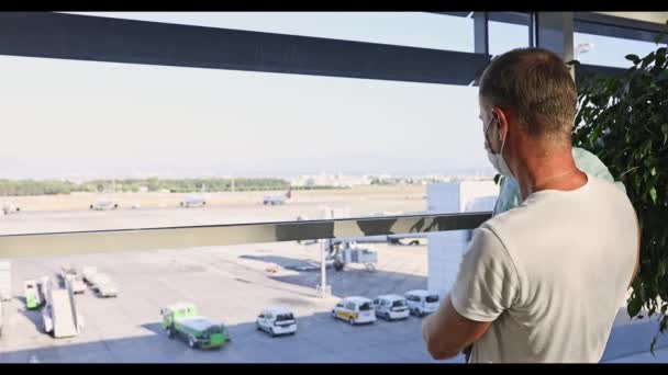 Otec Syn Dívají Letadla Okna Letišti Čekají Letadlo Cestování Dítětem — Stock video