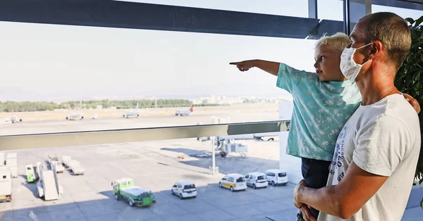 Padre Hijo Vigilando Aviones Ventana Del Aeropuerto Esperando Avión Viajar — Foto de Stock