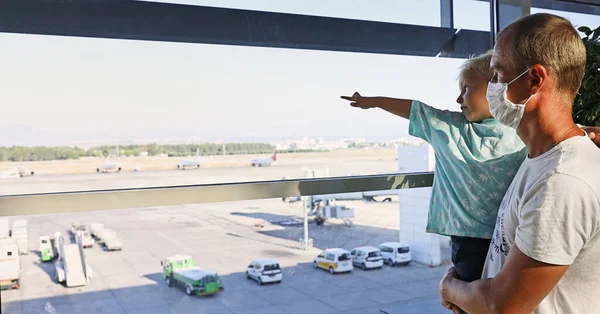 Padre Hijo Vigilando Aviones Ventana Del Aeropuerto Esperando Avión Viajar — Foto de Stock