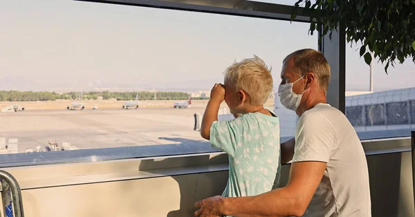 Vader Zoon Kijken Naar Vliegtuigen Bij Het Raam Het Vliegveld — Stockfoto