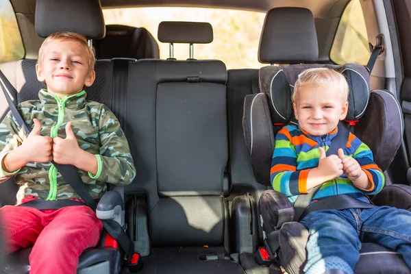 Två Små Pojkar Sitter Bilstol Och Bältesstol Fastspänd Bilen Barnbilssäkerhet — Stockfoto