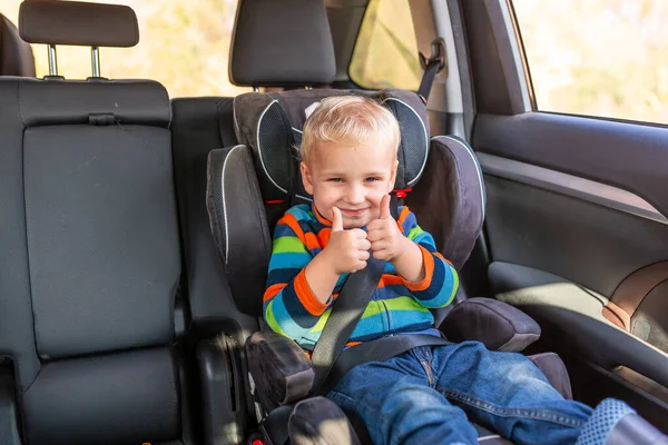 Kleiner Junge Auf Autositz Angeschnallt Mit Erhobenem Daumen Auto Sicherheit — Stockfoto