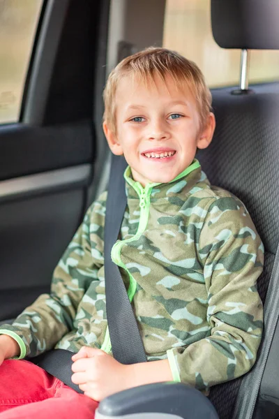 Liten Pojke Som Sitter Bältesstol Fastspänd Bilen Barnbilssäkerhet — Stockfoto