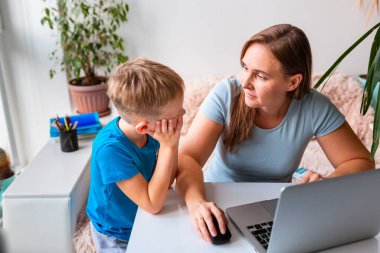Anne ve çocuk karantina sırasında evden çalışmaya çalışıyorlar. Evde kalıp, koronavirüs salgını sırasında ev konsepti üzerinde çalışmak.