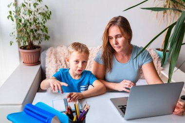 Anne ve çocuk karantina sırasında evden çalışmaya çalışıyorlar. Evde kalıp, koronavirüs salgını sırasında ev konsepti üzerinde çalışmak.