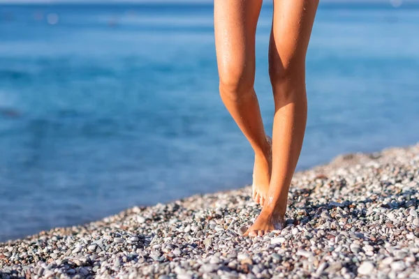 Menina Bonita Andando Longo Mar Durante Férias Verão Meditação Litoral — Fotografia de Stock