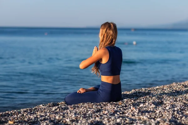 Niña Sentada Lotus Posan Playa Atardecer Hermosa Chica Practicando Yoga —  Fotos de Stock
