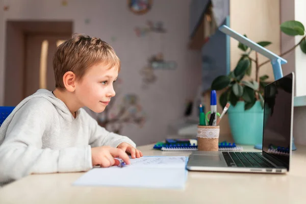 学校の宿題をする家で勉強するかわいい少年 テーブルの上で本やノートを訓練する 遠隔オンライン教育 — ストック写真