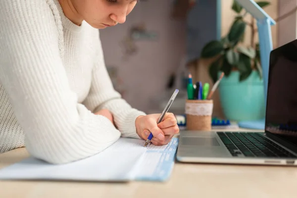 Bela Estudante Estudando Casa Fazendo Lição Casa Escola Close Mão — Fotografia de Stock