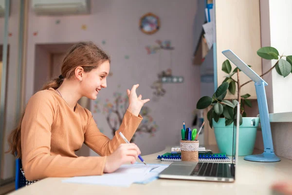 Hermosa Colegiala Sonriente Estudiando Casa Haciendo Tarea Escuela Libros Entrenamiento —  Fotos de Stock