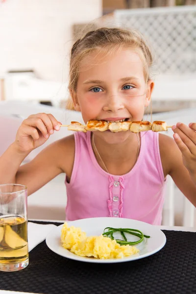 Linda chica comiendo el almuerzo en la cafetería — Foto de Stock