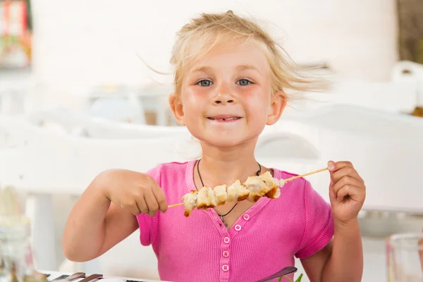 Cute girl eating lunch in cafe — Stock Photo, Image