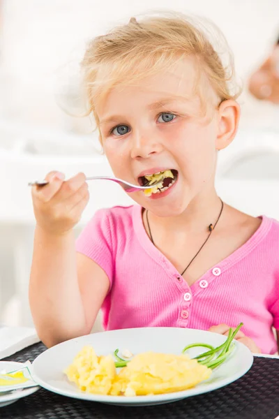 Cute girl eating lunch in cafe — Stock Photo, Image